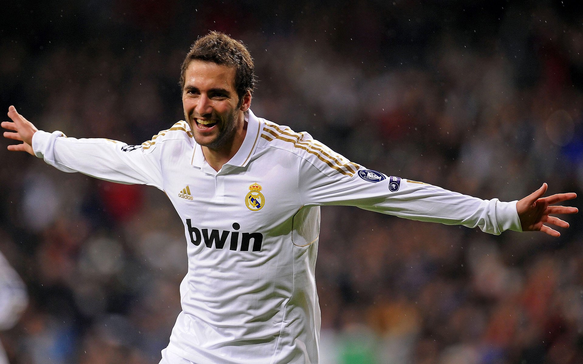 以足球为纽带的国际交流合作不断深化，提倡足球